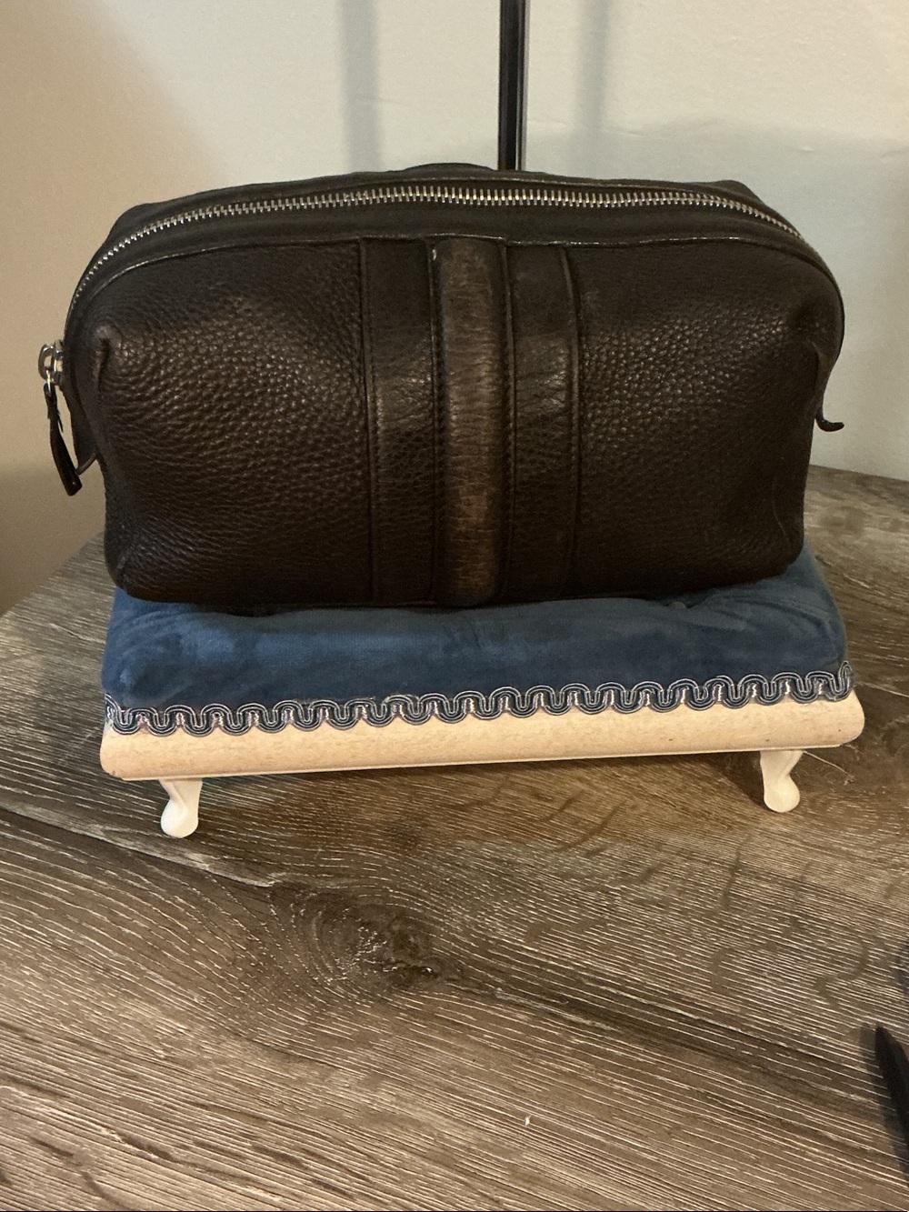 Authentic Gucci Dark Brown Pebbled Leather Toiletry Dopp Kit 9x3.5x4 GUC